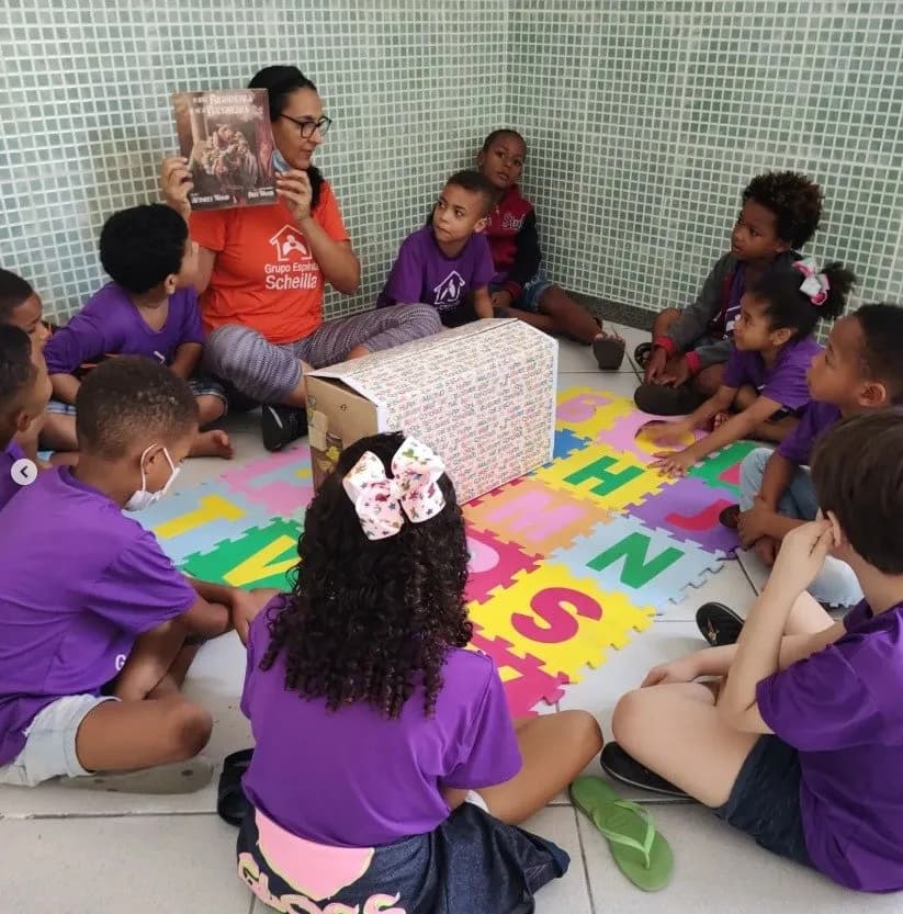 Enfants en classe — éducation et accueil social